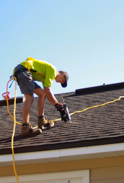 Photovoltaik-Dachdecker installiert Solaranlage auf Schweizer Hausdach